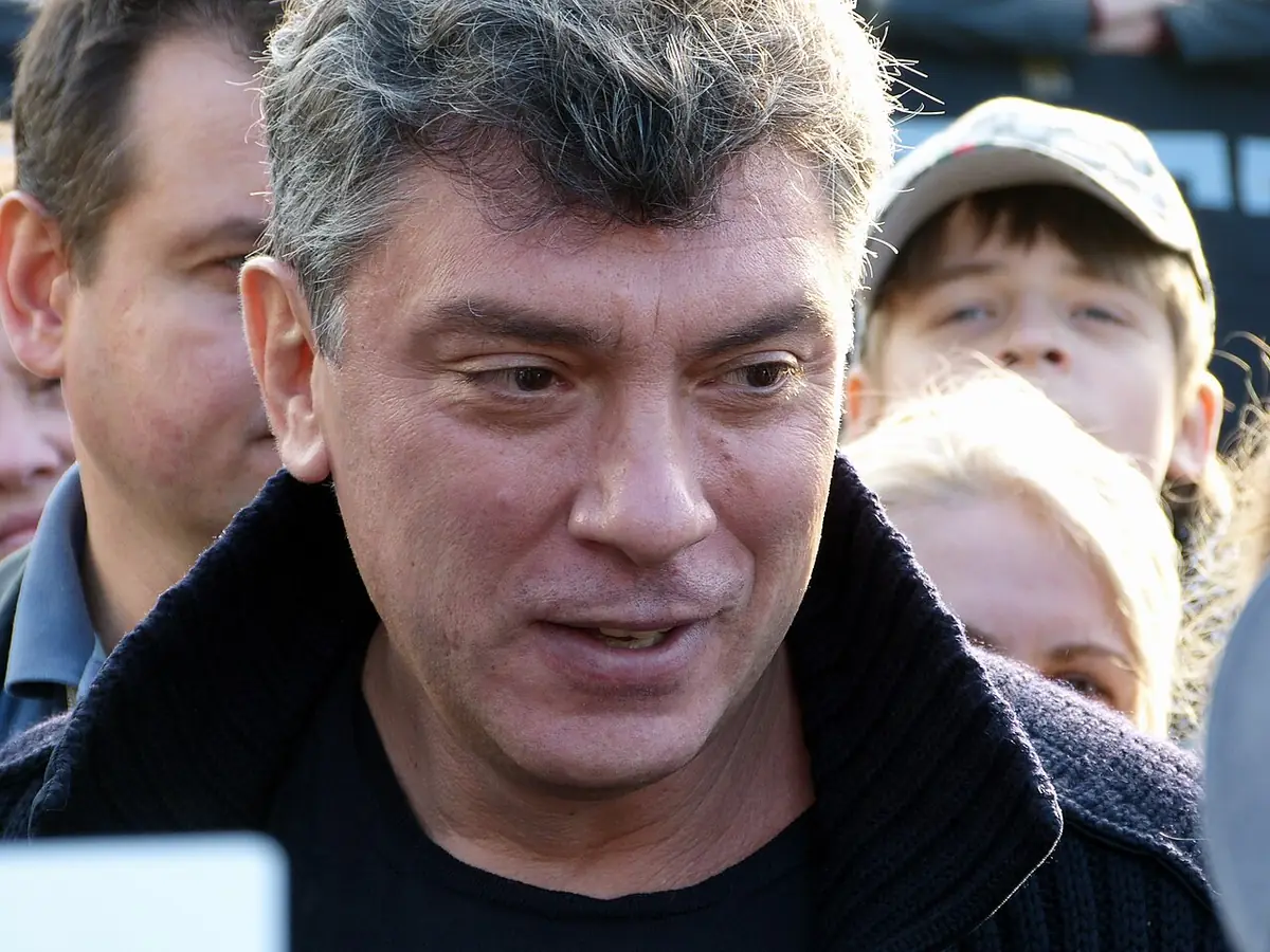 Политик Борис Немцов беседует с окружившими его людьми во время выборов Координационного совета оппозиции. Москва, Цветной…