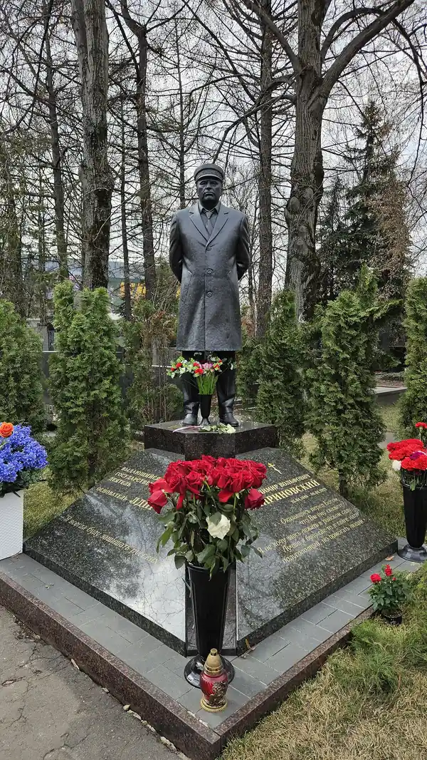 Памятник создан народным художником РФ Андреем Ковальчуком