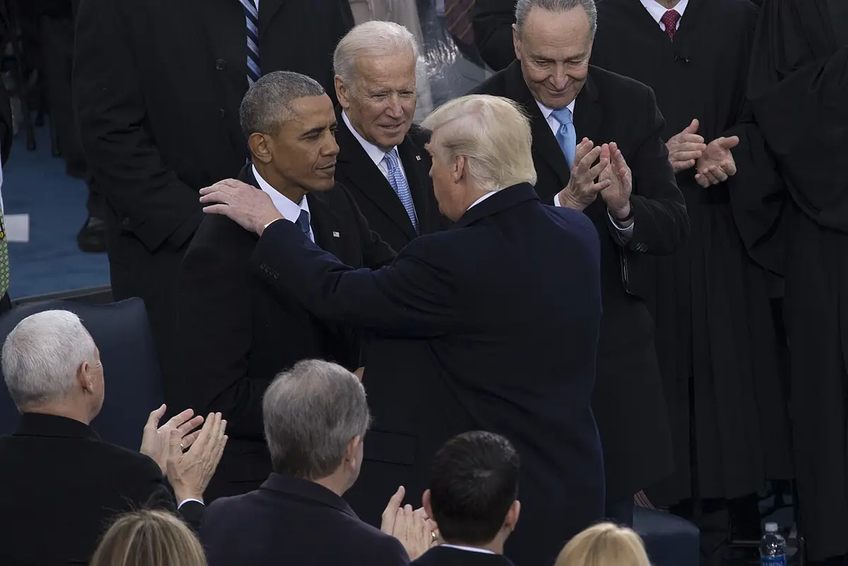 Обама с Джо Байденом и Дональдом Трампом во время инаугурации 20 января 2017 года