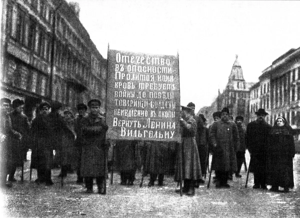 Демонстранты на улицах Петрограда, требующие вернуть Ленина Вильгельму. Апрель 1917 г