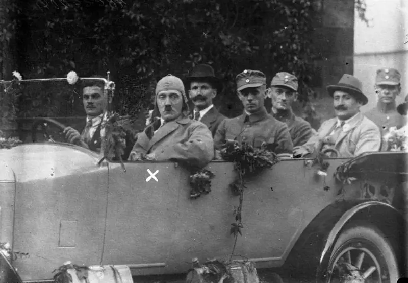 Гитлер во время пропагандистского турне. Бавария, 1923