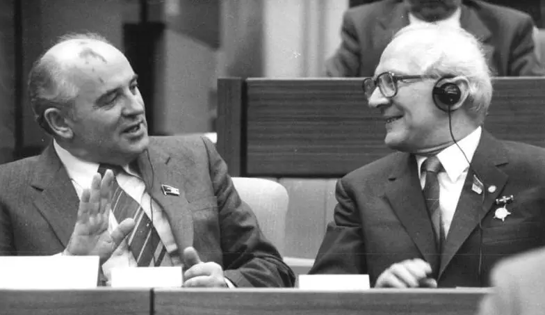 Михаил Горбачёв и Эрих Хонеккер на XI съезде СЕПГ в Берлине. 1986