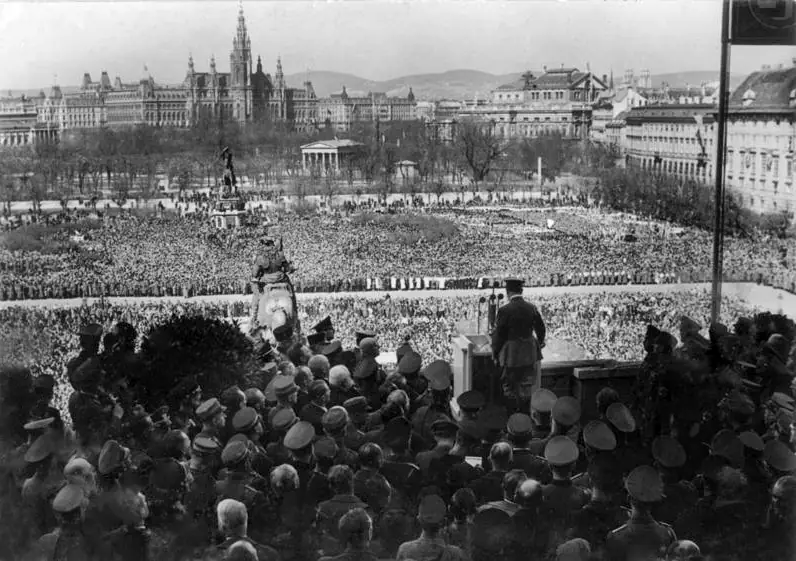 Гитлер выступает на Хельденплац в Вене после аншлюса Австрии, 15 марта 1938 года