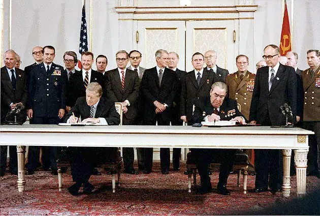 Картер и Брежнев подписывают договор ОСВ-2, Вена, 18 июня 1979