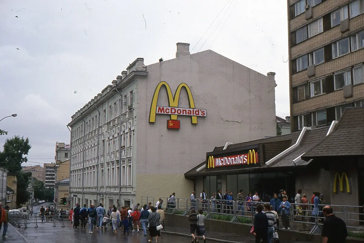 Первый в СССР ресторан McDonald’s, открывшийся в Москве на Пушкинской площади 31 января 1990 года