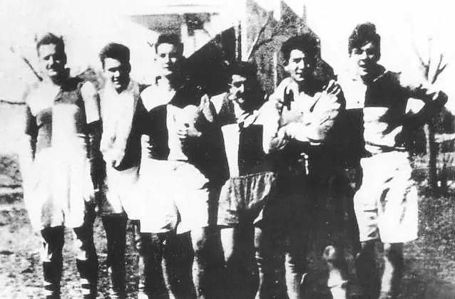 Эрнесто Гевара (первый справа) с товарищами по регби, 1947