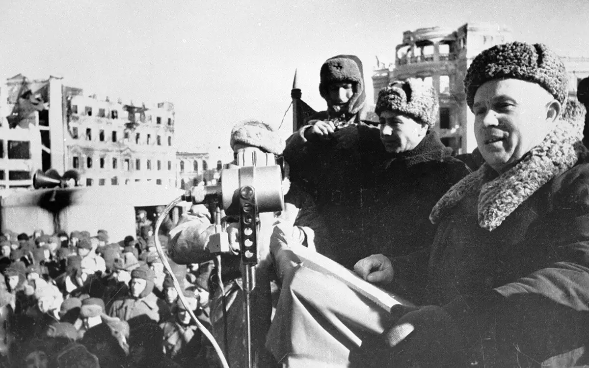 Хрущёв на митинге в Сталинграде. 4 февраля 1943