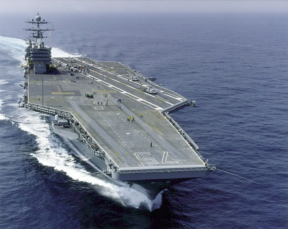 Авианосец USS Harry S. Truman (CVN-75) у берегов штата Виргиния на начальных ходовых испытаниях перед сдачей в эксплуатацию.…