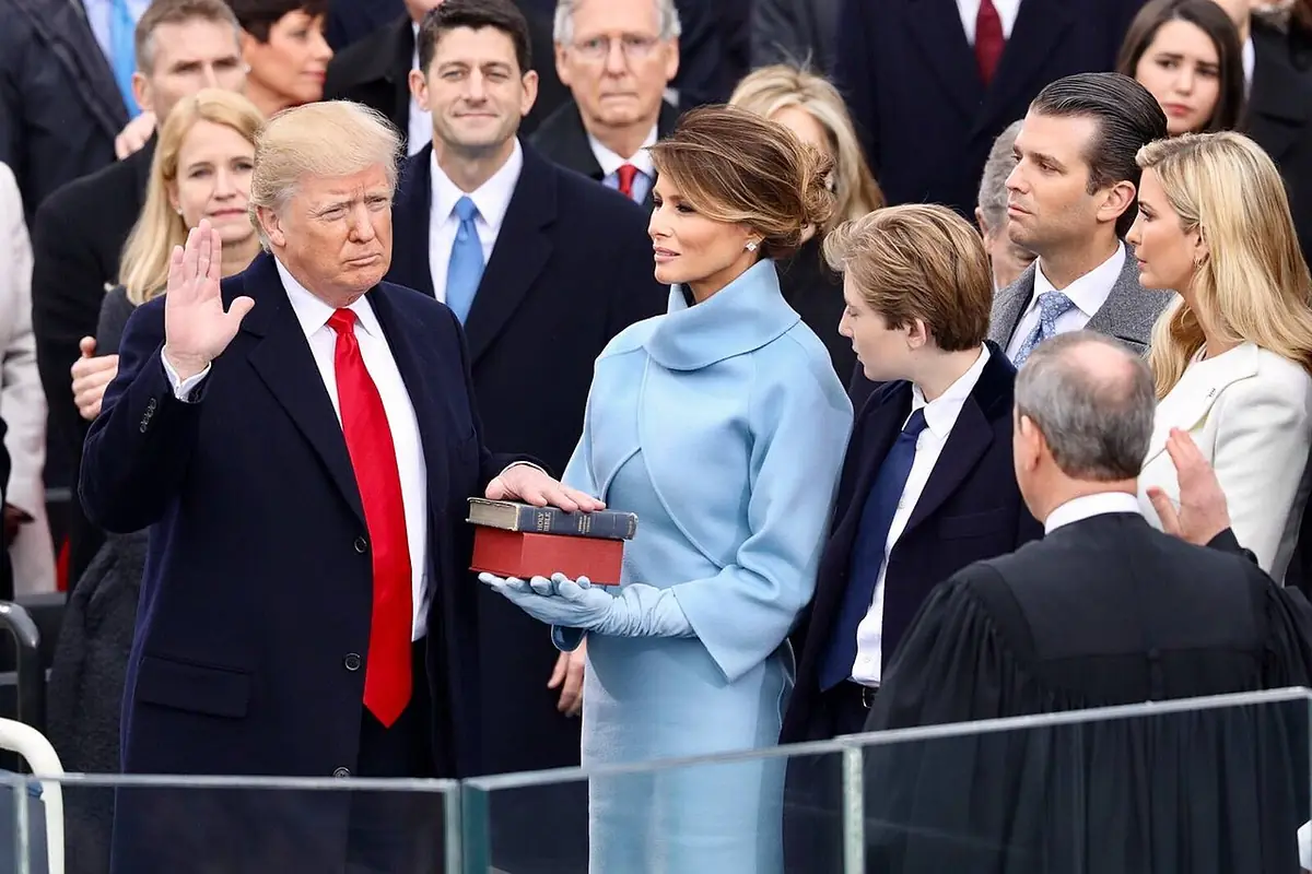 Дональд Трамп принимает присягу. 20 января 2017 года