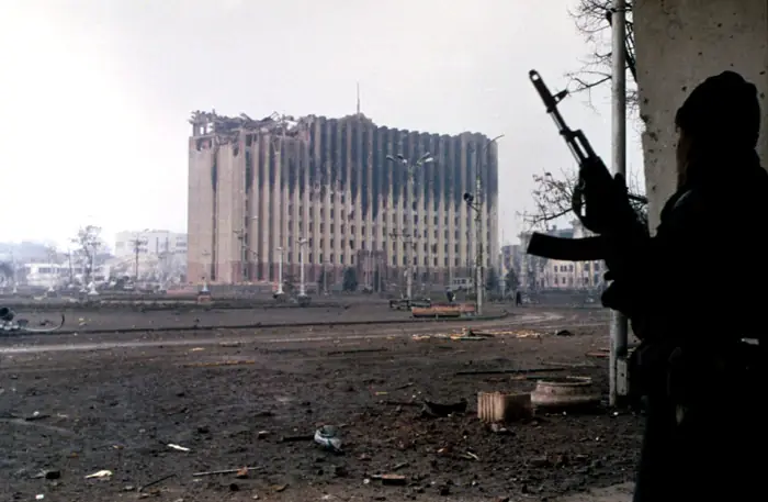 Разрушенный Президентский дворец в Грозном. Чечня, 1995