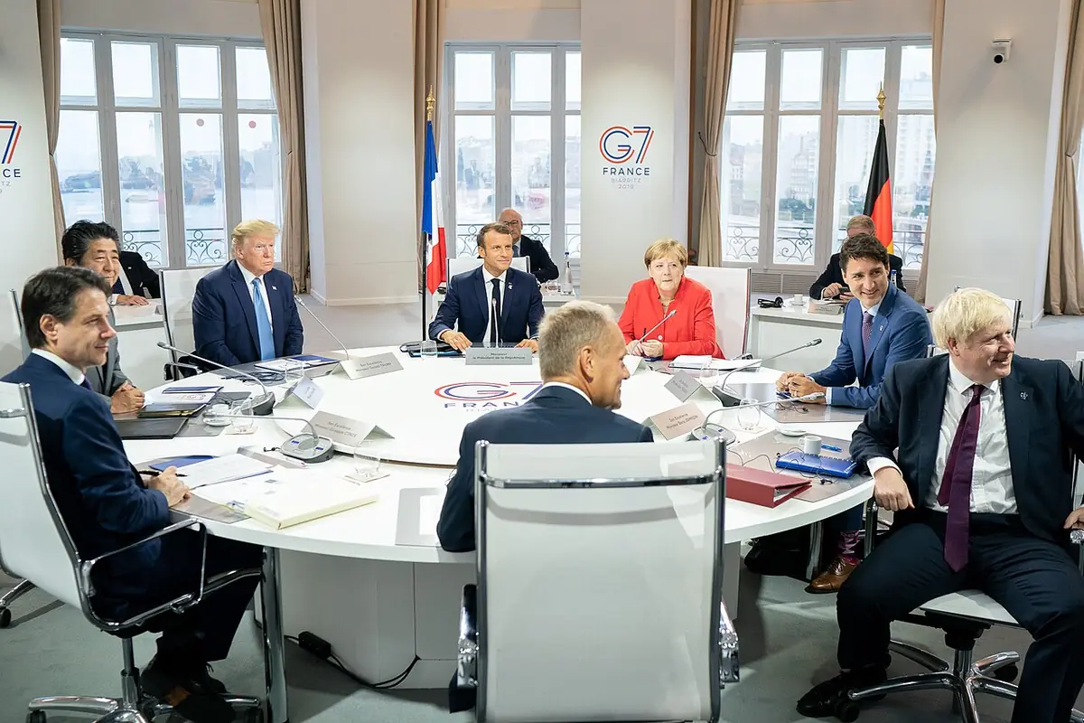 Трамп и другие лидеры G7 на 45-м саммите во Франции. 2019