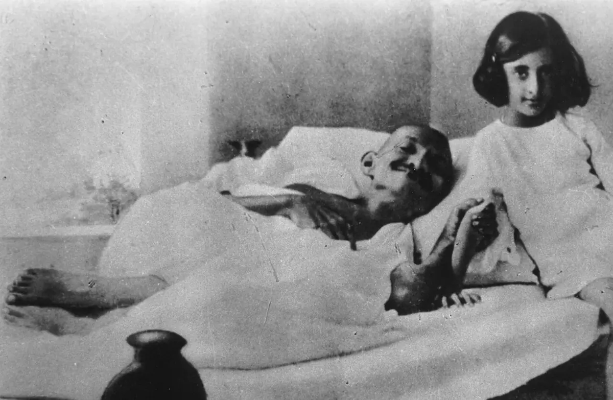 Махатма Ганди и Индира Неру в 1924 году
