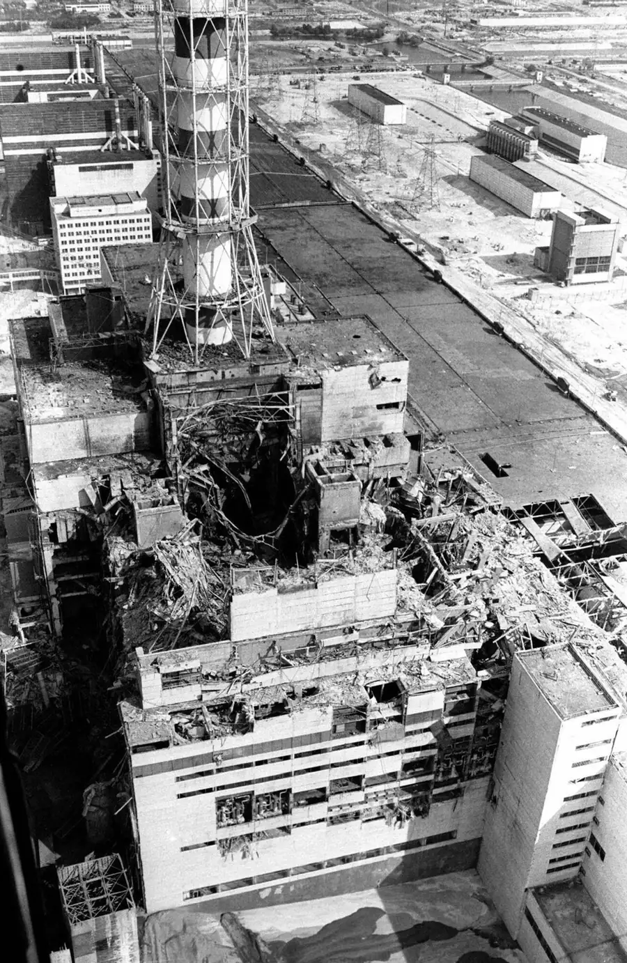 Разрушенный четвёртый реактор Чернобыльской АЭС. 1986