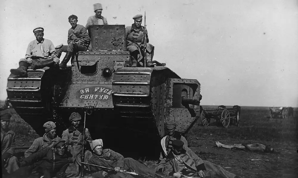 Английский танк, захваченный воинами 51-й стрелковой дивизии под Каховкой 14 октября 1920 года