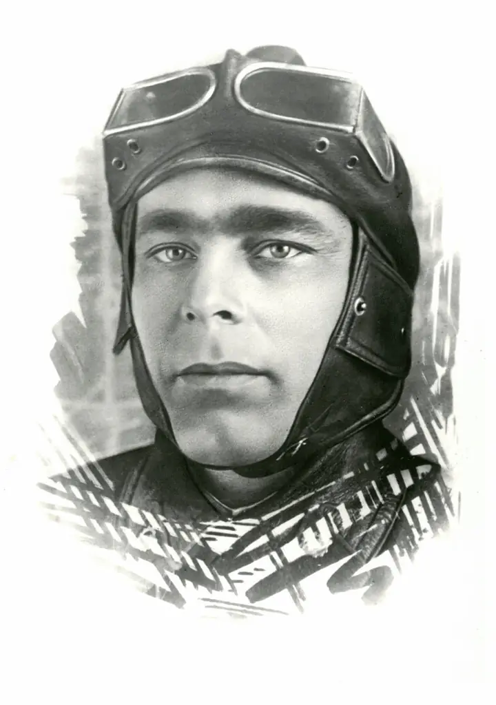 Л. И. Брежнев — курсант Забайкальской бронетанковой школы. 1936