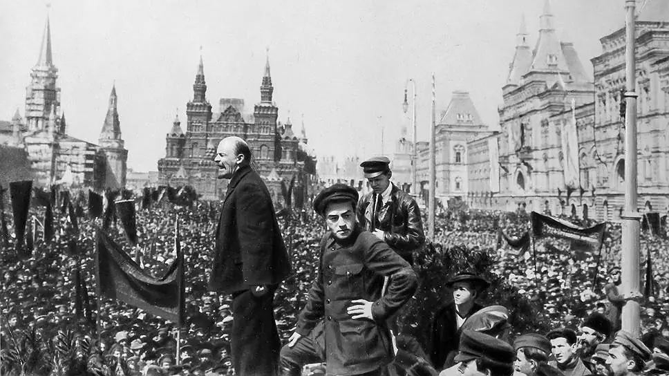 Ленин произносит речь в Москве на Красной площади (с Лобного места) на открытии временного памятника Степану Разину. 1 мая…
