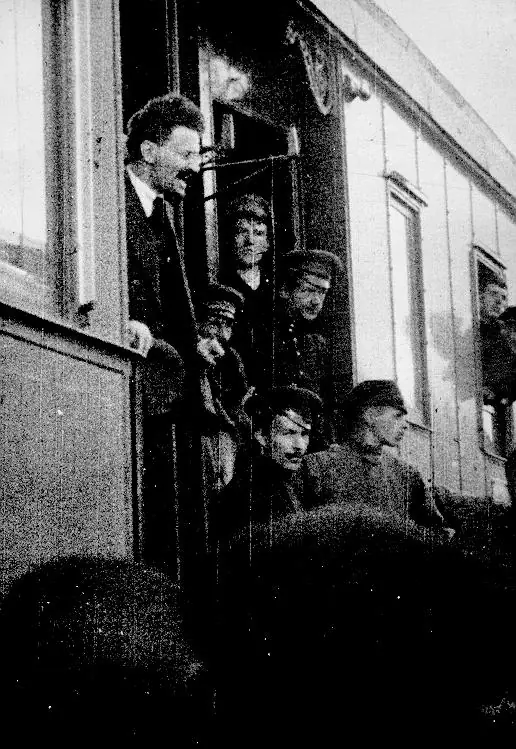 Лев Троцкий на Финляндском вокзале, 4 мая 1917 года
