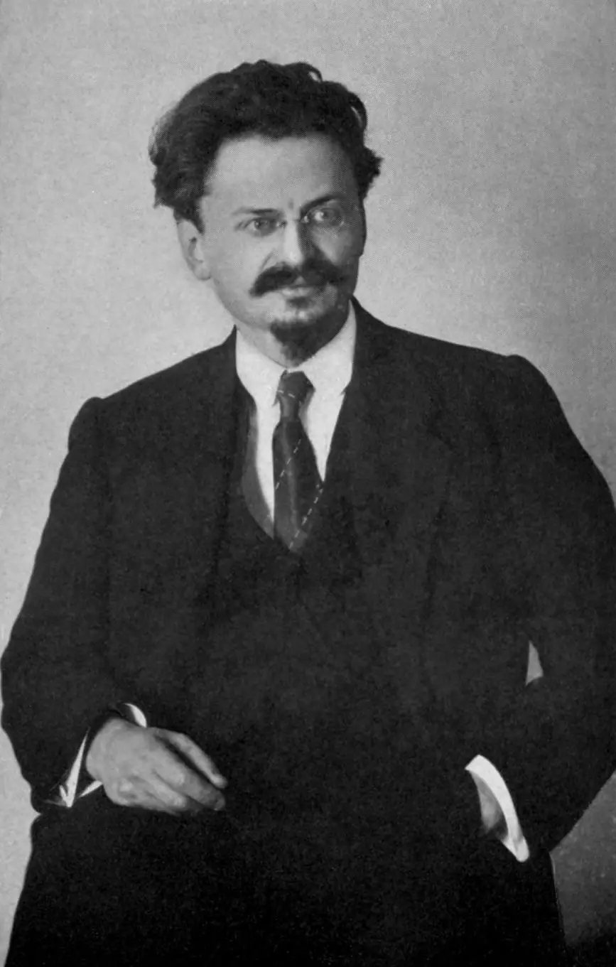 Председатель Петроградского совета Лев Троцкий в 1917 году