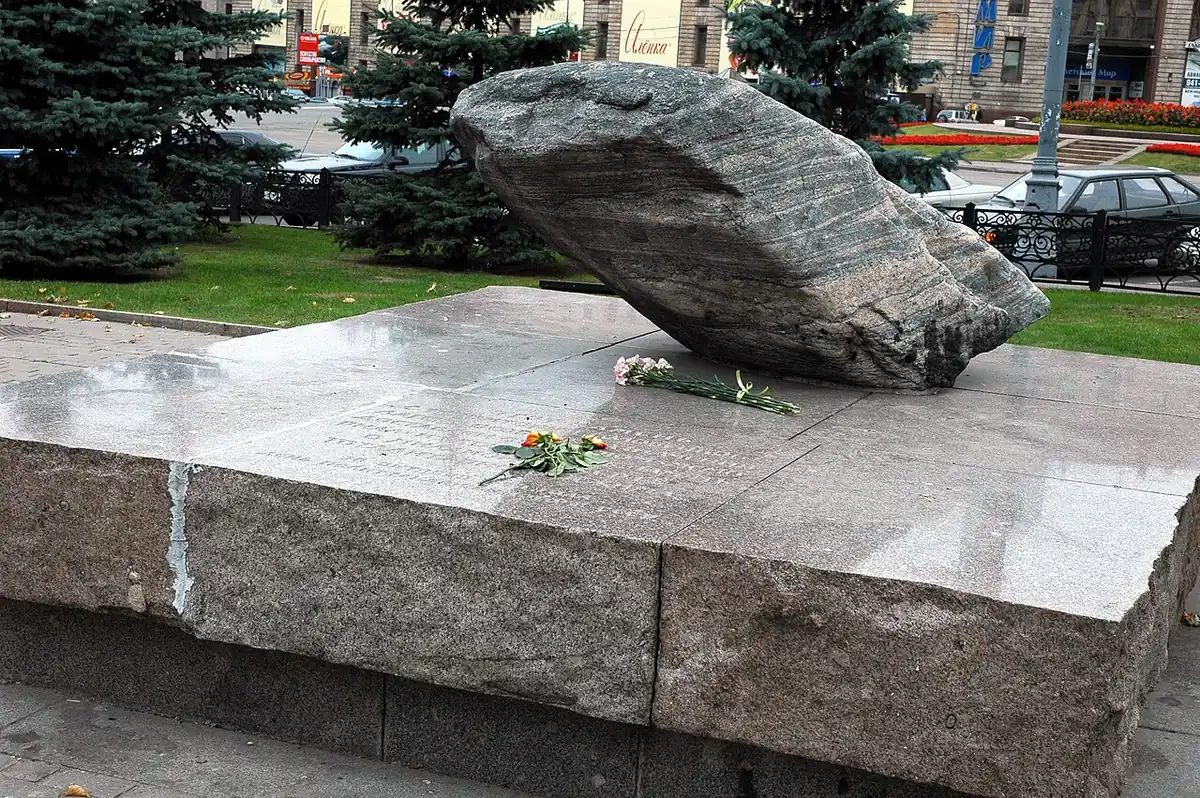 Памятник жертвам политических репрессий в СССР: камень с территории Соловецкого лагеря особого назначения, установленный на…