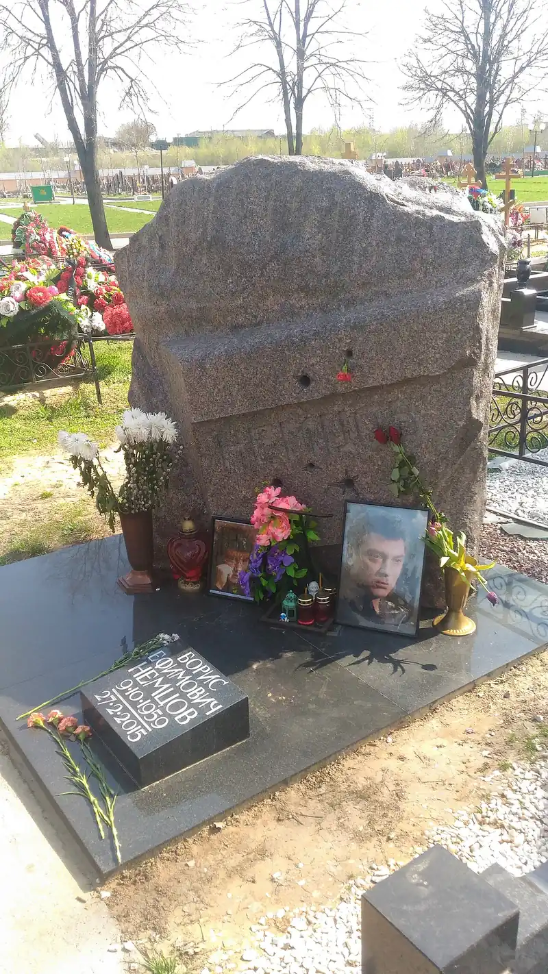 Могила Бориса Немцова на Троекуровском кладбище Москвы