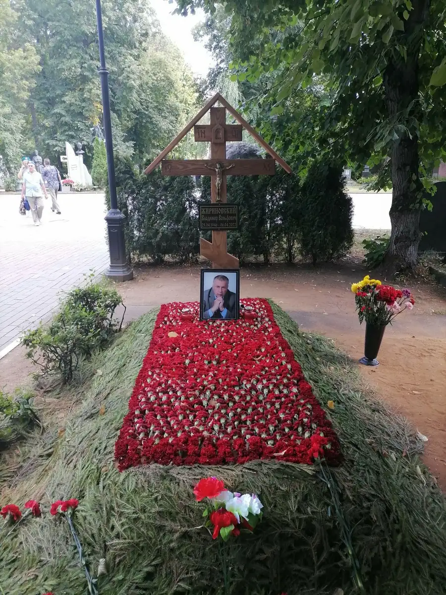 Могила В. В. Жириновского на Новодевичьем кладбище