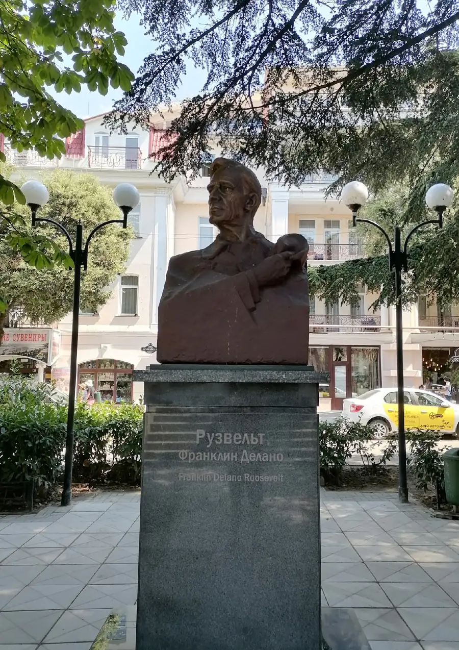 Памятник Франклину Рузвельту в Ялте