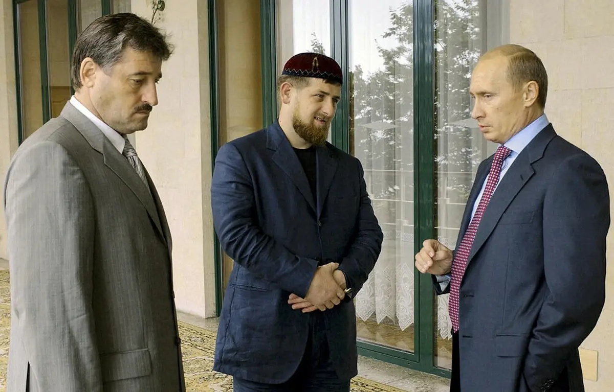 1-й заместитель председателя правительства ЧР Рамзан Кадыров. Слева: президент Чечни Алу Алханов. Сочи, 22 августа 2004 года