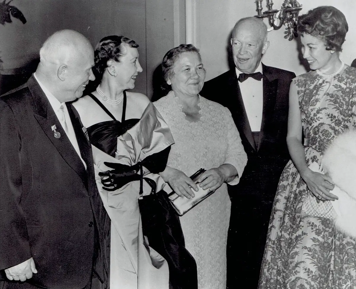 Хрущёв и Эйзенхауэр с супругами в советском посольстве в США, 1959 год