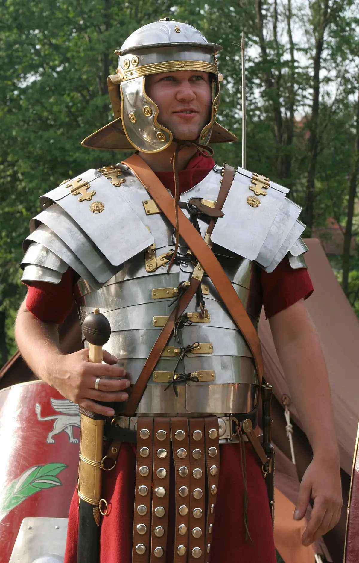 Легионер в лорике сегментате и c надетым военным поясом (cingulum) (историческая реконструкция)
