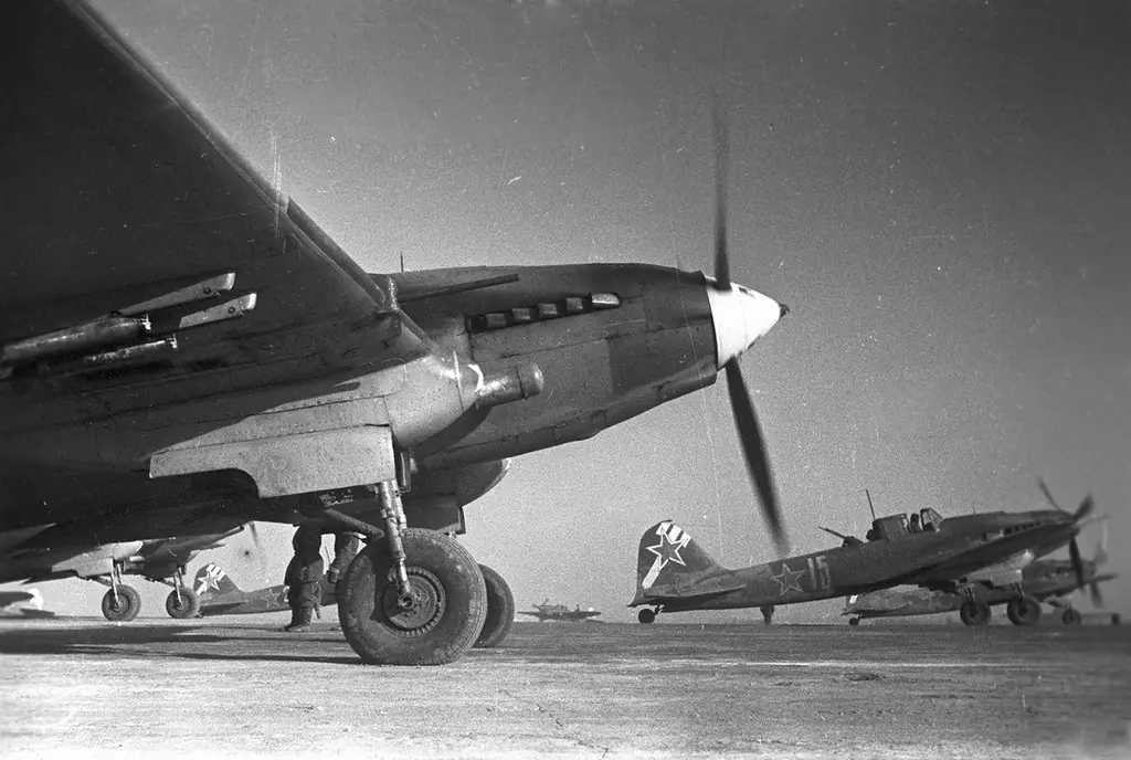 Советские штурмовики Ил-2 вылетают на задание под Сталинградом, январь 1943 года