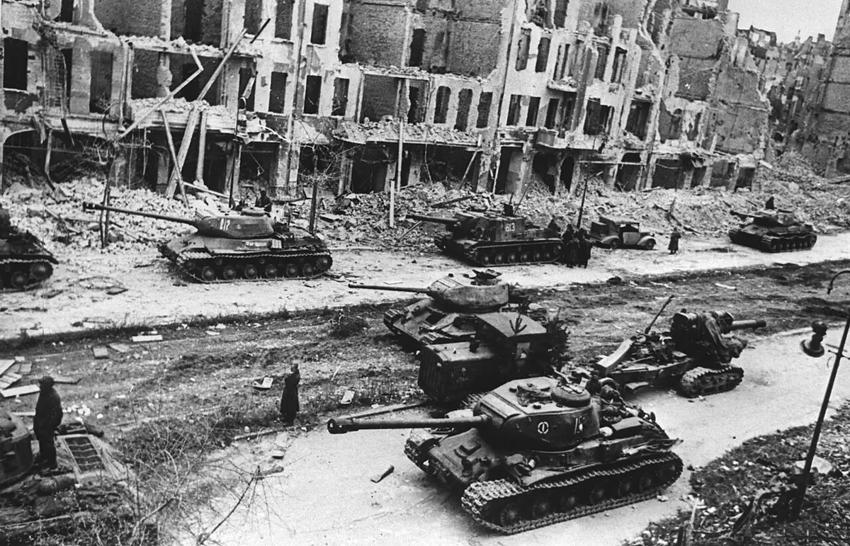 Советские танки и САУ на улицах Берлина, апрель 1945