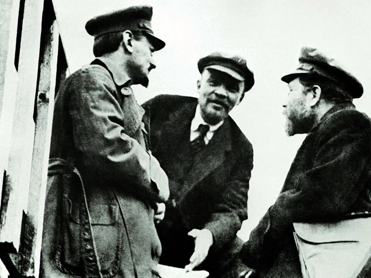 В. И. Ленин беседует с Л. Д. Троцким и Л. Б. Каменевым после выступления перед красноармейцами, отправляющимися на польский…