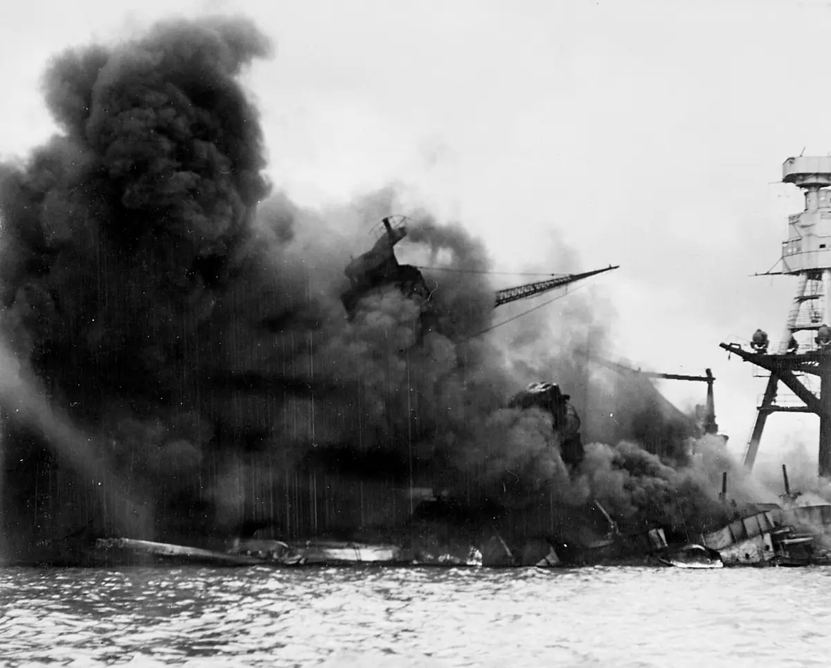 Линкор «Аризона» после нападения на Пёрл-Харбор. 7 декабря 1941 года