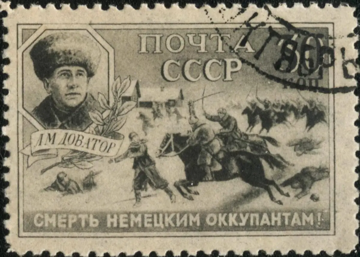 Марка «Разгром немецких войск под Москвой». Немец-мародёр от мороза закутан в женскую одежду и платок