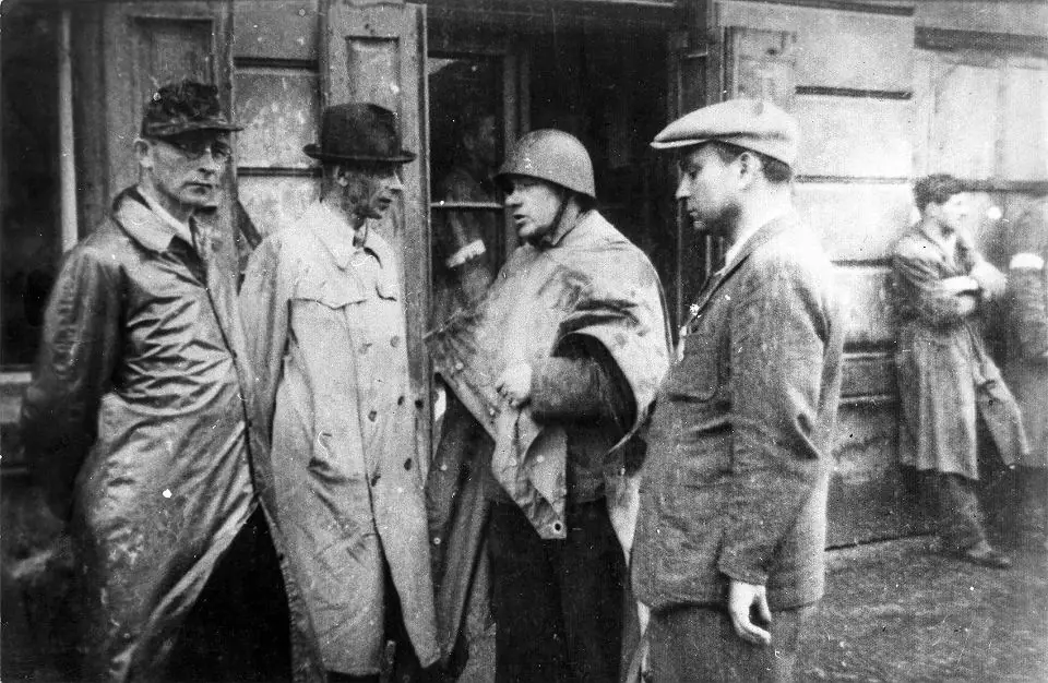 Генерал Бур-Коморовский (второй слева) и полковник Радослав в районе фабрики Камлера в предместье Воля